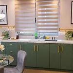 Victoriei Emerald & Pink Gems - Designer * Bukarest