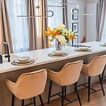 Apartman Victoriei Emerald & Pink Gems - Designer *