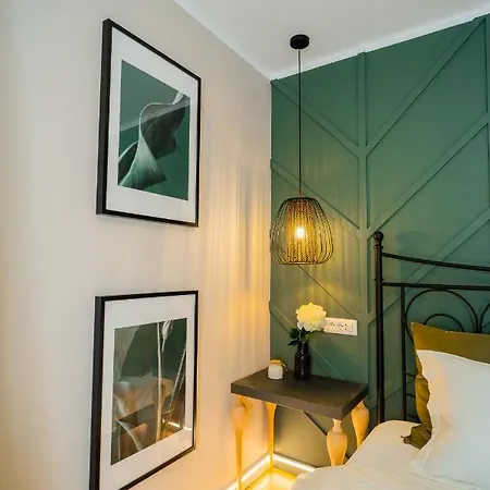 Victoriei Emerald & Pink Gems - Designer Appartement
