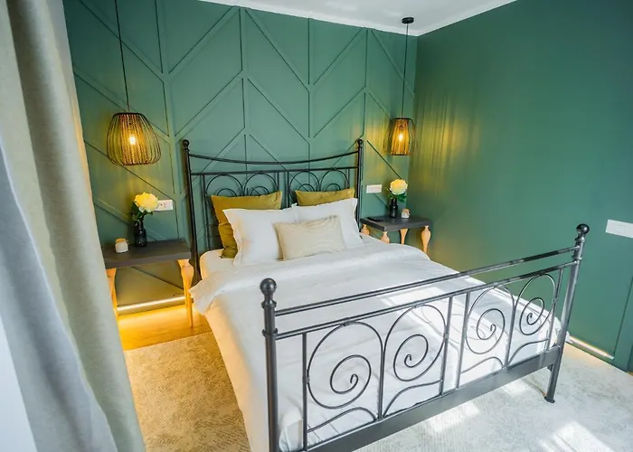 Victoriei Emerald & Pink Gems - Designer *