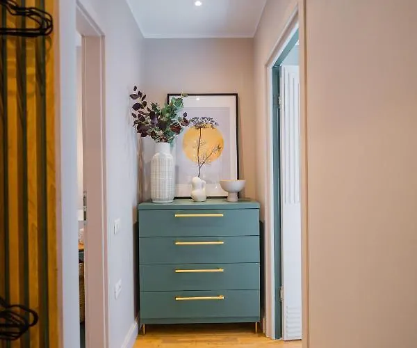 Victoriei Emerald & Pink Gems - Designer Βουκουρέστι