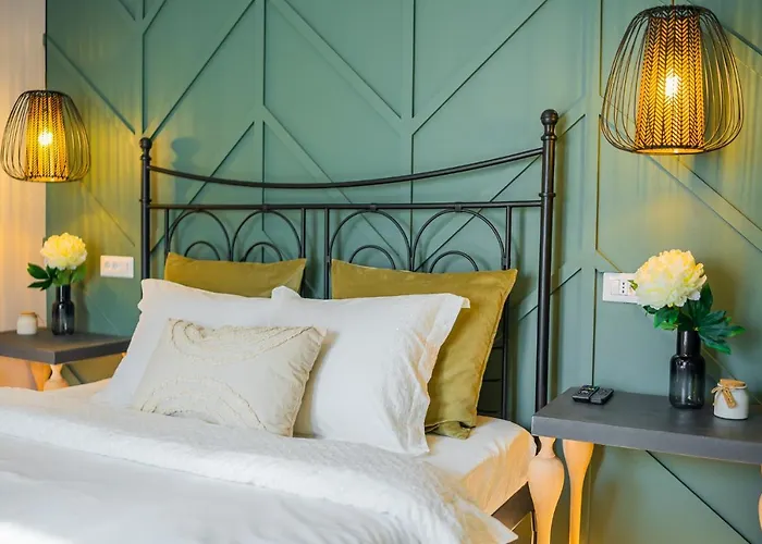 Victoriei Emerald & Pink Gems - Designer Bucureşti