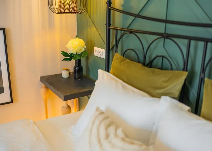 Victoriei Emerald & Pink Gems - Designer * Βουκουρέστι