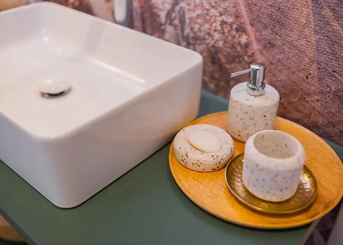 Victoriei Emerald & Pink Gems - Designer Βουκουρέστι