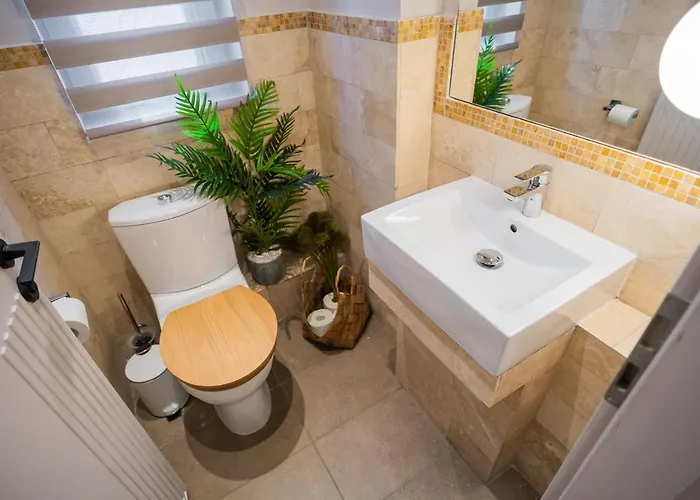 Victoriei Emerald & Pink Gems - Designer Βουκουρέστι