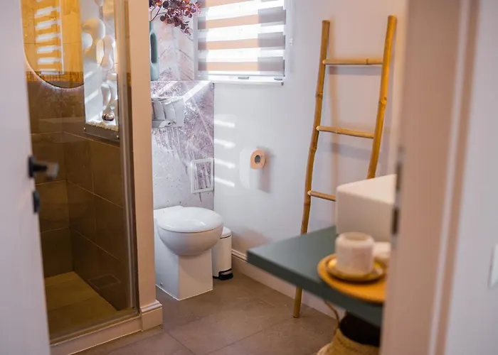 Victoriei Emerald & Pink Gems - Designer