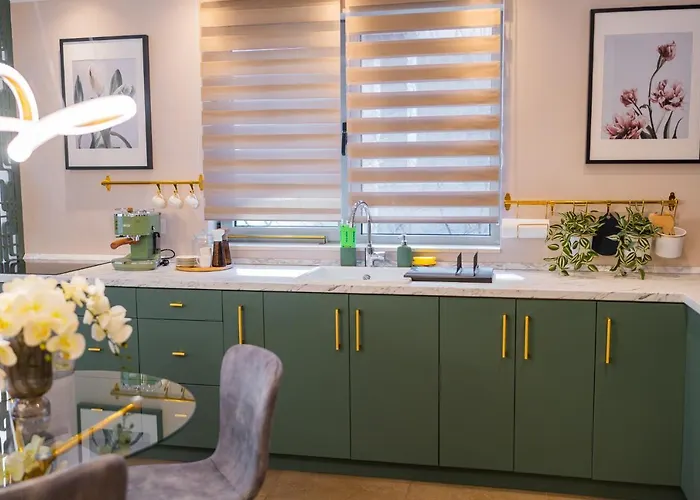 Victoriei Emerald & Pink Gems - Designer * בוקרשט