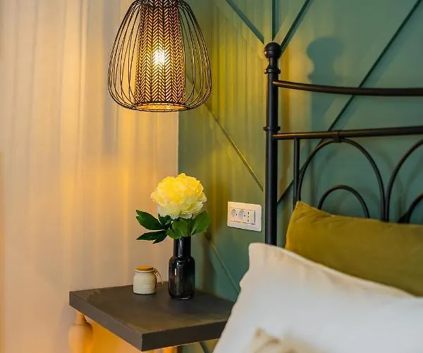 Victoriei Emerald & Pink Gems - Designer *