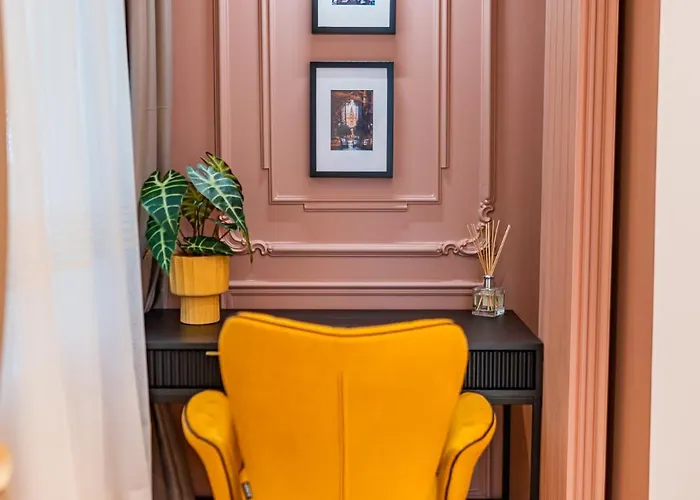 Victoriei Emerald & Pink Gems - Designer Βουκουρέστι