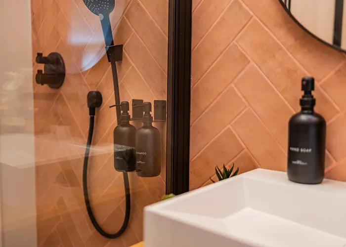 Victoriei Emerald & Pink Gems - Designer Βουκουρέστι