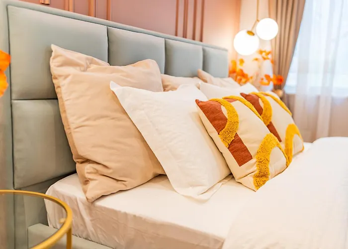 Victoriei Emerald & Pink Gems - Designer Βουκουρέστι