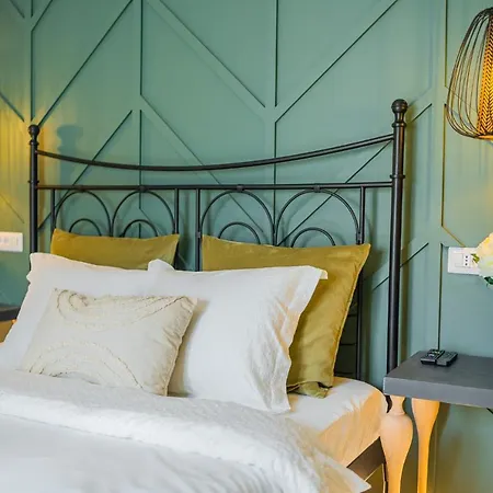 Victoriei Emerald & Pink Gems - Designer Bucharest