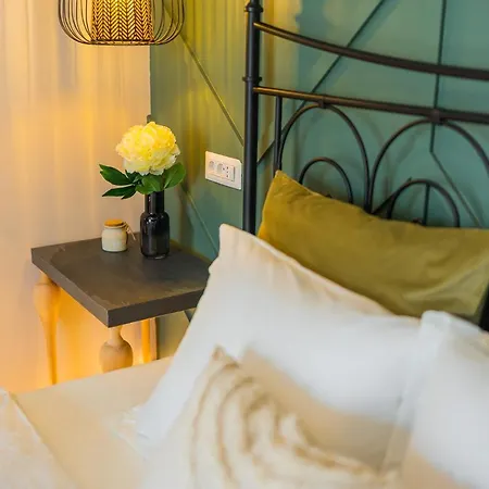 Victoriei Emerald & Pink Gems - Designer * Bucharest