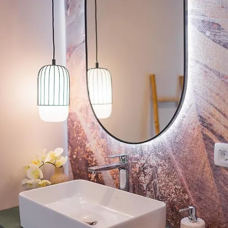 Victoriei Emerald & Pink Gems - Designer Apartment *