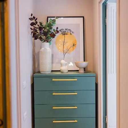 Victoriei Emerald & Pink Gems - Designer Bucharest