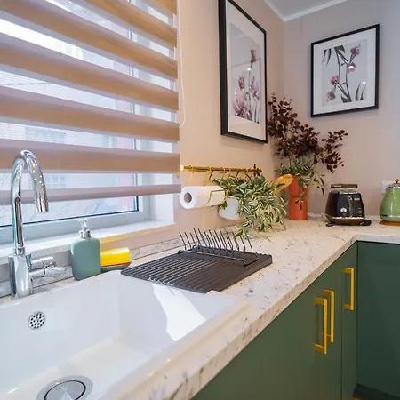 Apartment Victoriei Emerald & Pink Gems - Designer *