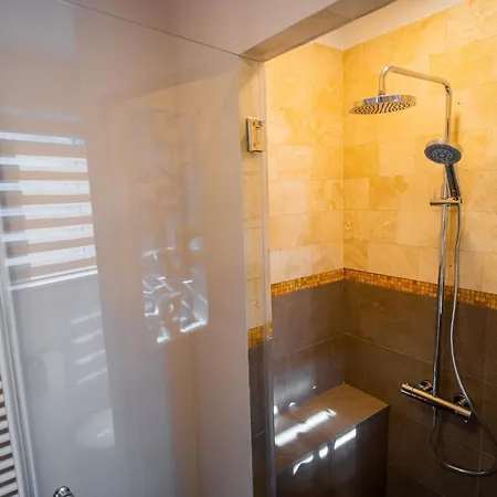 Apartment Victoriei Emerald & Pink Gems - Designer *