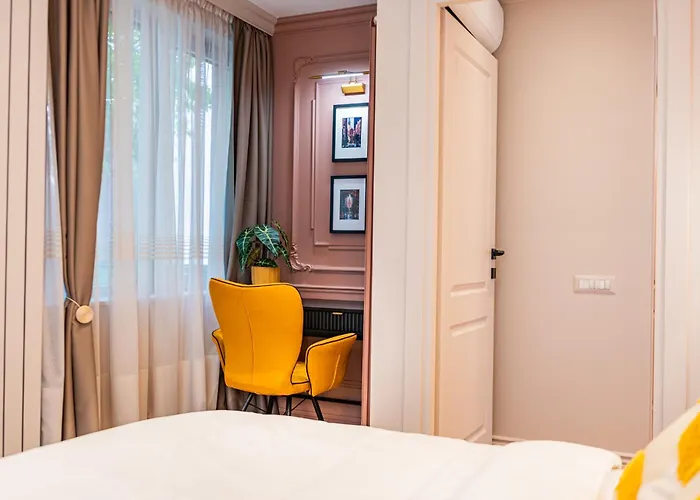 Victoriei Emerald & Pink Gems - Designer *